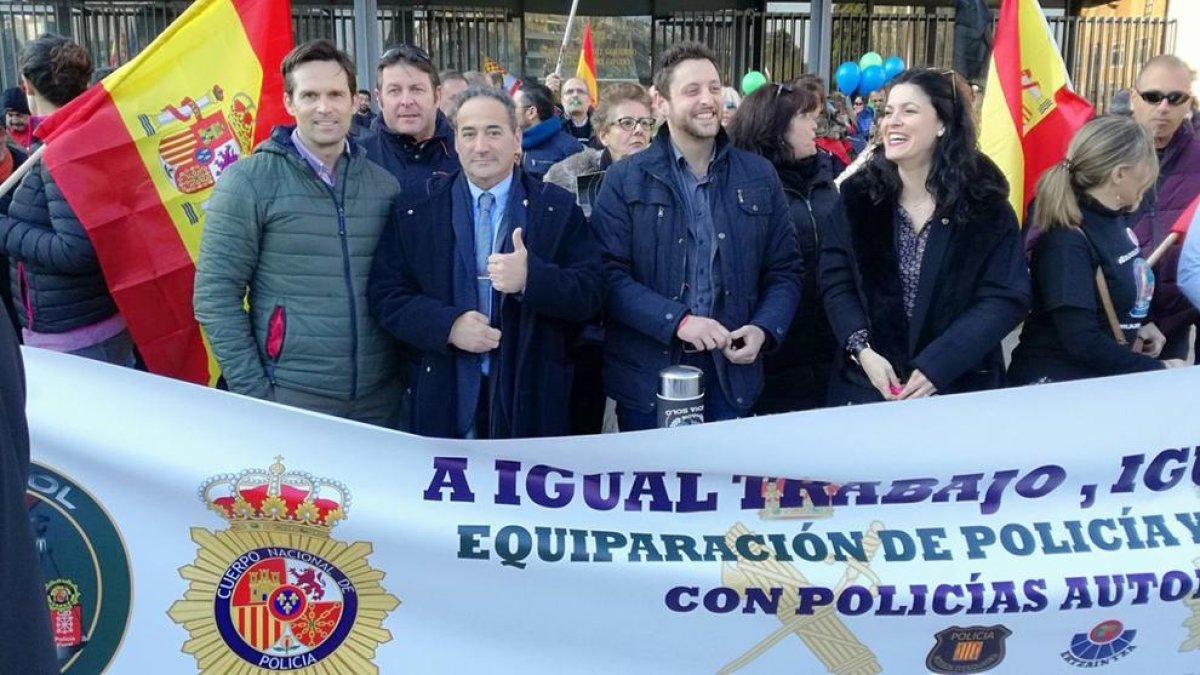 Imatge dels membres de Ciutadans Tararagona a la protesta d'avui a la Imperial Tarraco.