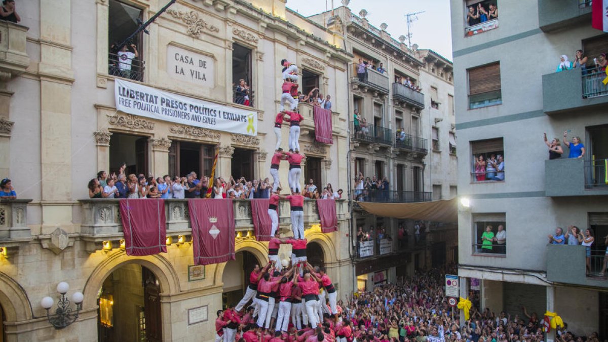 3 de 10 amb folre i manilles de la Colla Vella dels Xiquets de Valls a Firagost