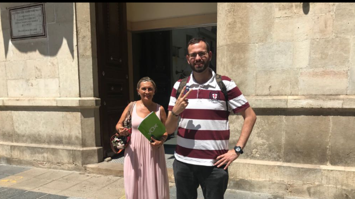 Isabel Lozano i Jordi Fernández davant de la casa de la Vila de Valls.