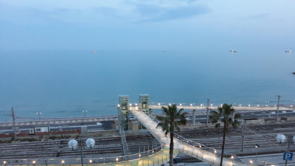 Imagen de la pasarela que une el centro de Tarragona con el mar.