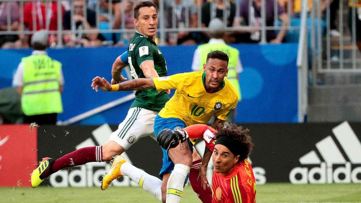 El futbolista del PSG Neymar va ser un dels herois de Brasil davant dels mexicans.