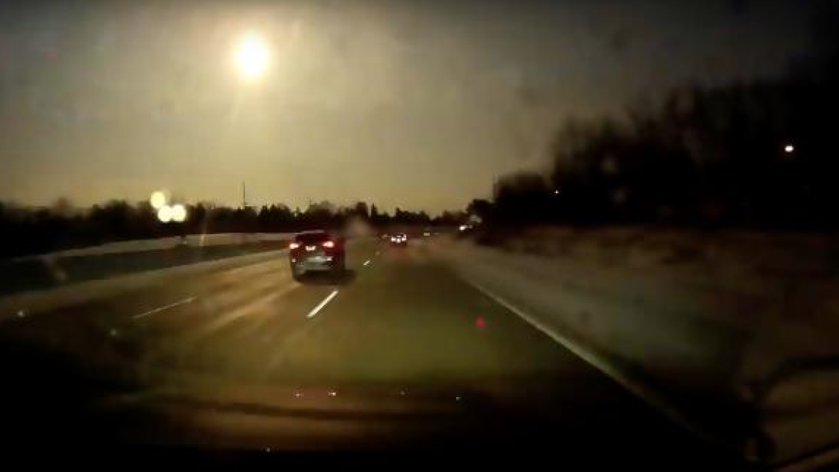 Imatge del moment en el qual el meteorit va il·luminar el cel de Detroit.