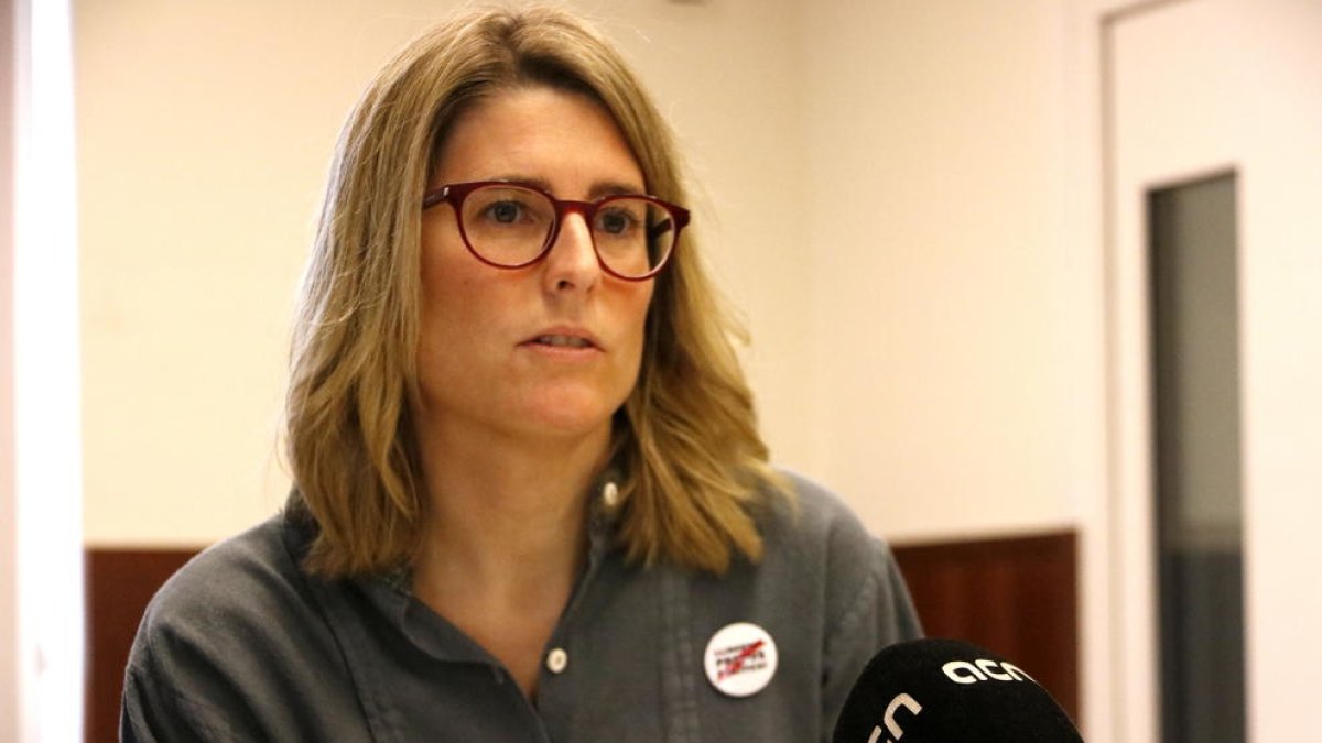 La portavoz de JxCat, Elsa Artadi, durante la entrevista con el ACN, en el Parlament de Catalunya