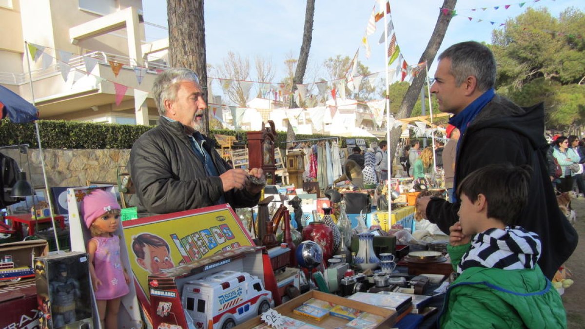 Els assistents van poder comprar en parades d'articles de segona mà, així com gaudir d'actuacions en directe.