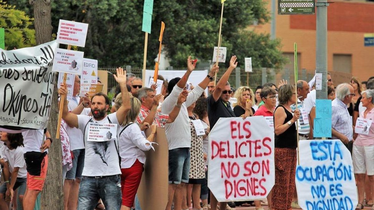 Grupo de vecinos de Vilafortuny manifestándose ante la residencia Montemar, el jueves pasado.
