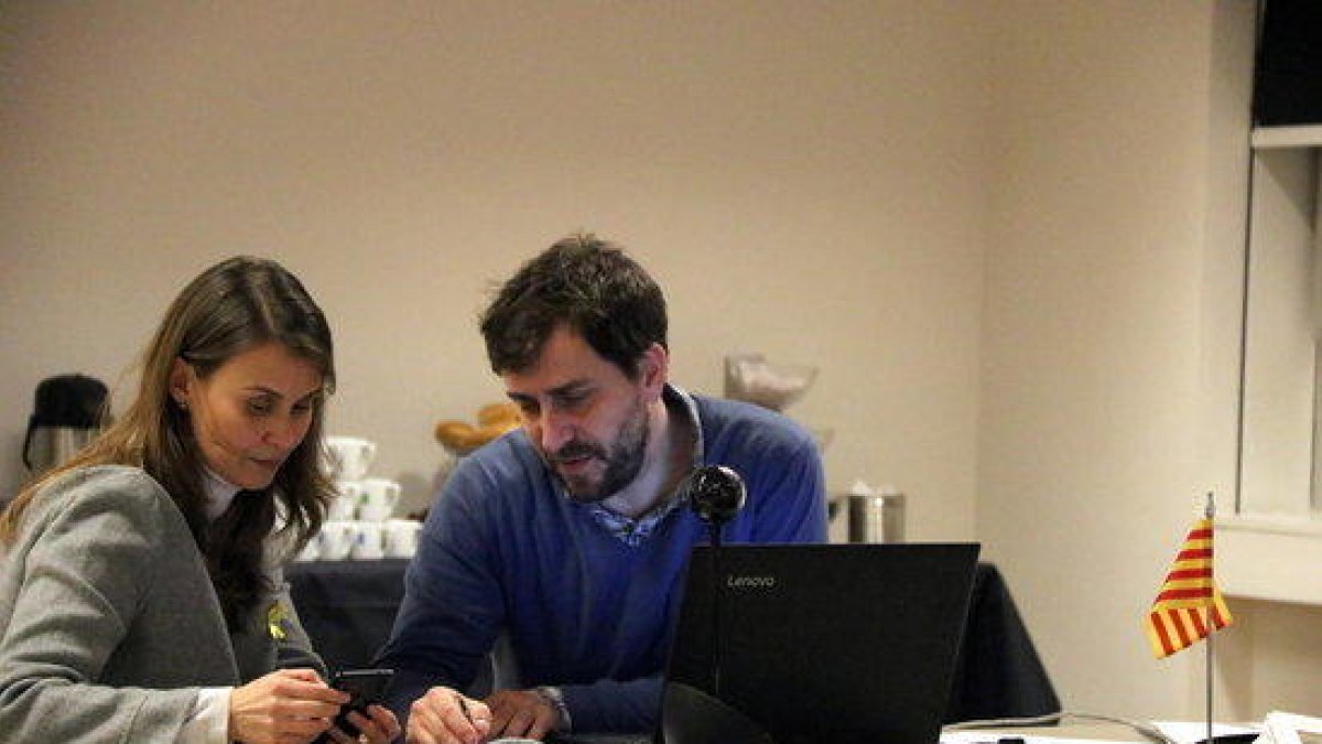 Antoni Comín y Meritxell Serret siguen la evolución de los resultados electorales desde el centro de convenciones de Bruselas.