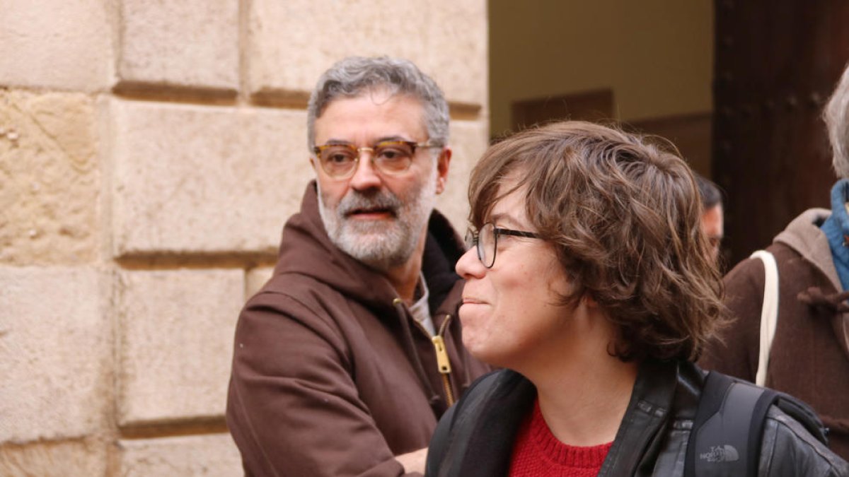 Eulàlia Reguant, de perfil, y en segundo plano, Carles Riera, después del consejo político de la CUP en Alcover