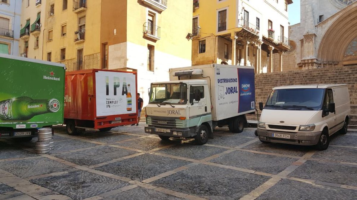 Camiones y furgonetas estacionadas en la plaza de las Cols, una imagen habitual en la Parte Alta.