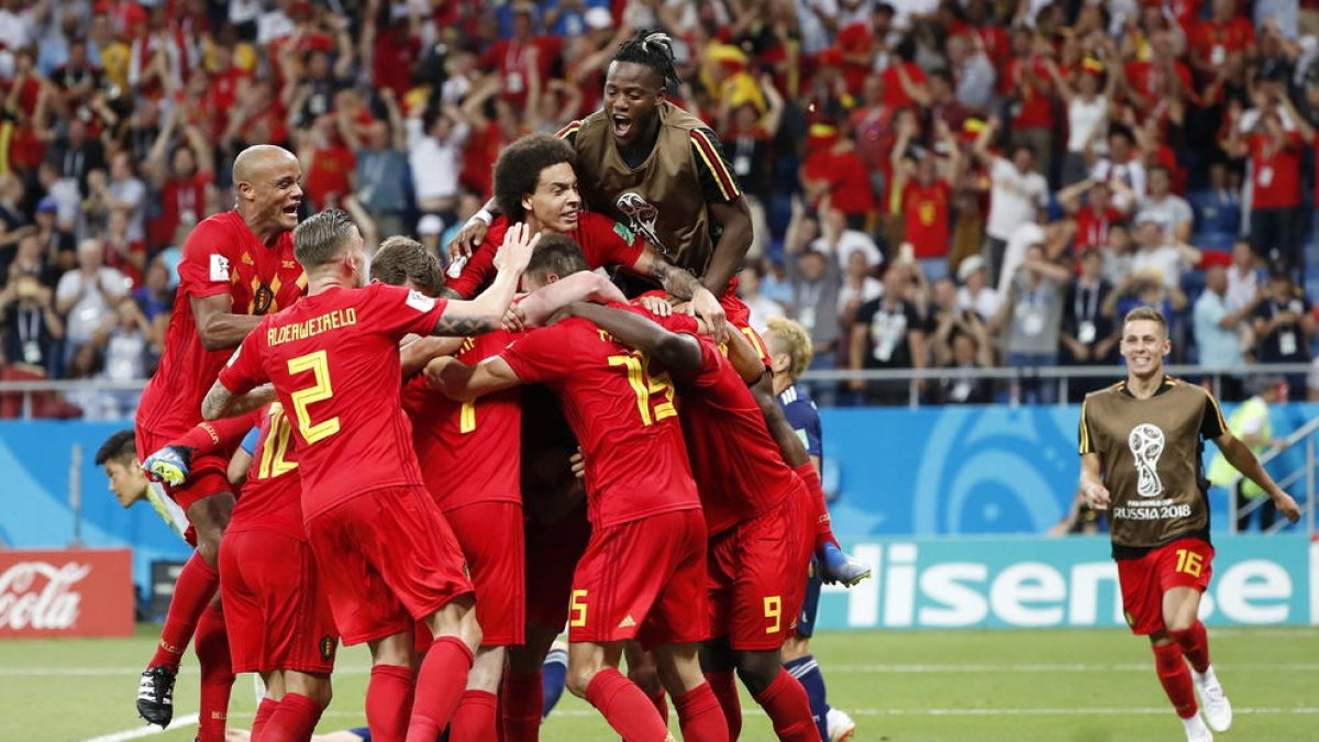 Los jugadores belgas celebran efusivamente el paso a los cuartos de final.