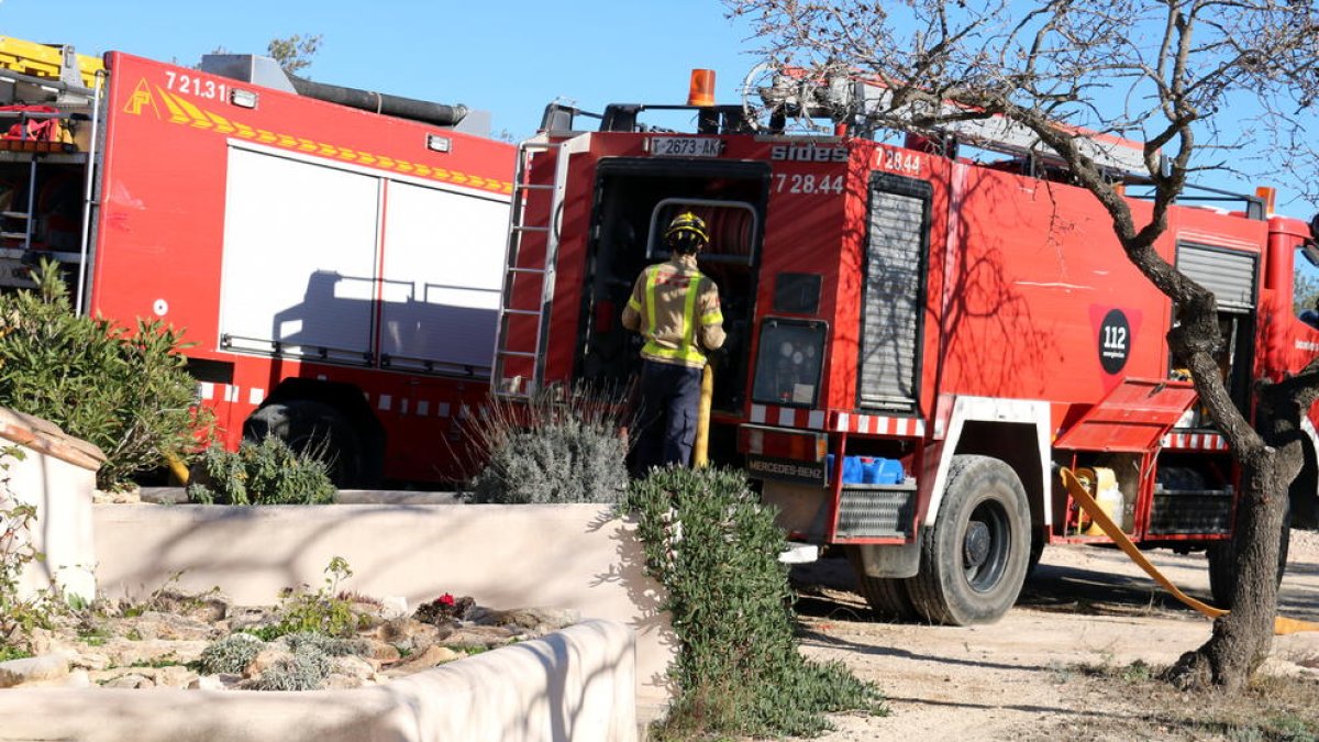 Alguns dels camions de bombers que han participat en l'extinció de del foc a la zona de Barraques, a Campredó, a Tortosa, al costat d'una masia propera a la zona. Imatge del 17 de gener de 2018 (horitzontal)