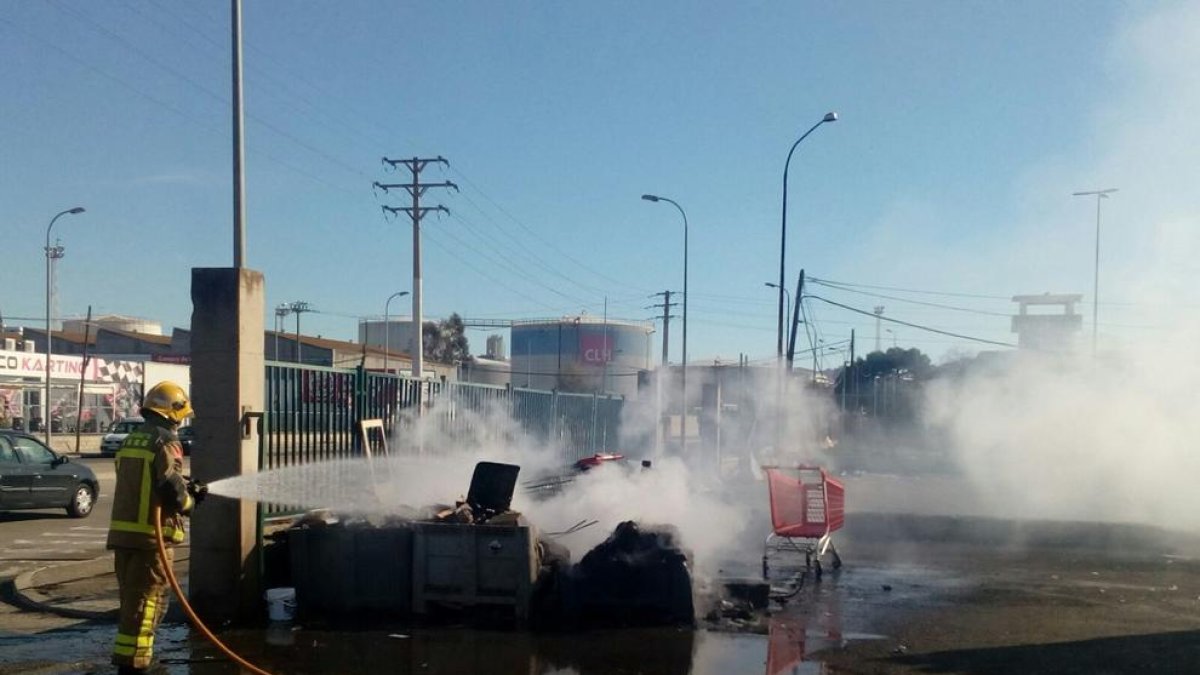 Els bombers treballant per apagar l'incendi del polígon francolí