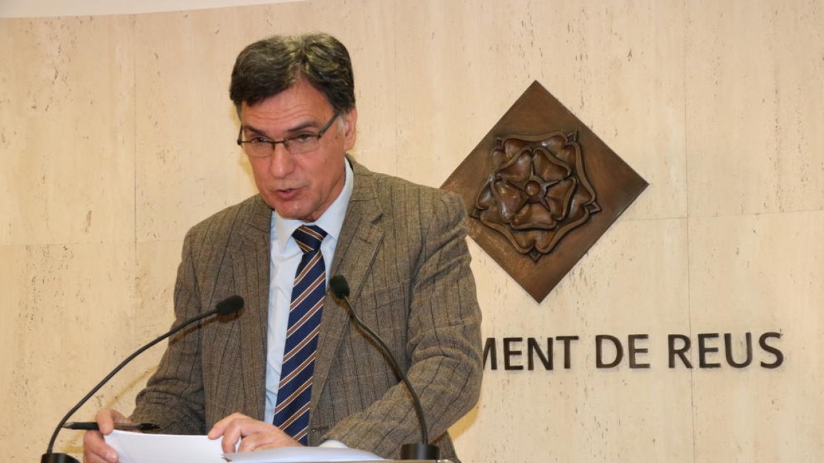 Plano medio del concejal de Hacienda del Ayuntamiento de Reus, Joaquim Enrech, durante la presentación de los presupuestos del 2018 en la sala de prensa del consistorio.