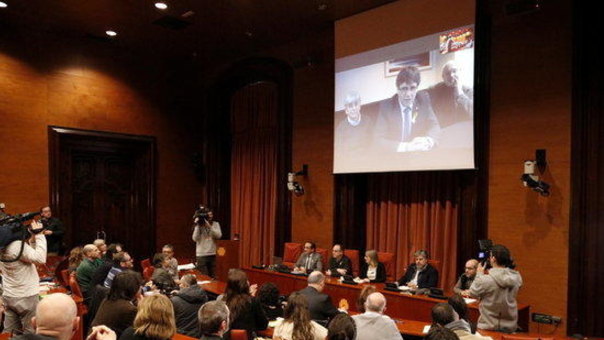 El candidat de JxCat, Carles Puigdemont, dirigint-se per videoconferència als assistents a la reunió del grup parlamentari de JxCat, el 16 de gener de 2018.