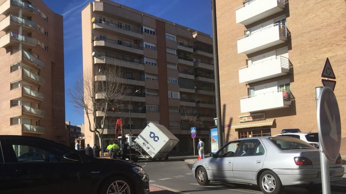 El incidente se ha producido en la rotonda de la Avenida Països Catalans con la calle Alcalde Joan Bertran