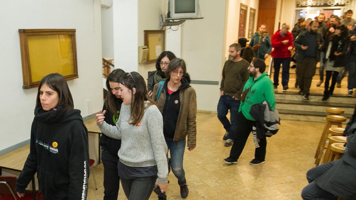 El públic arribant a l'assamblea d'Endavant celebrada a Reus