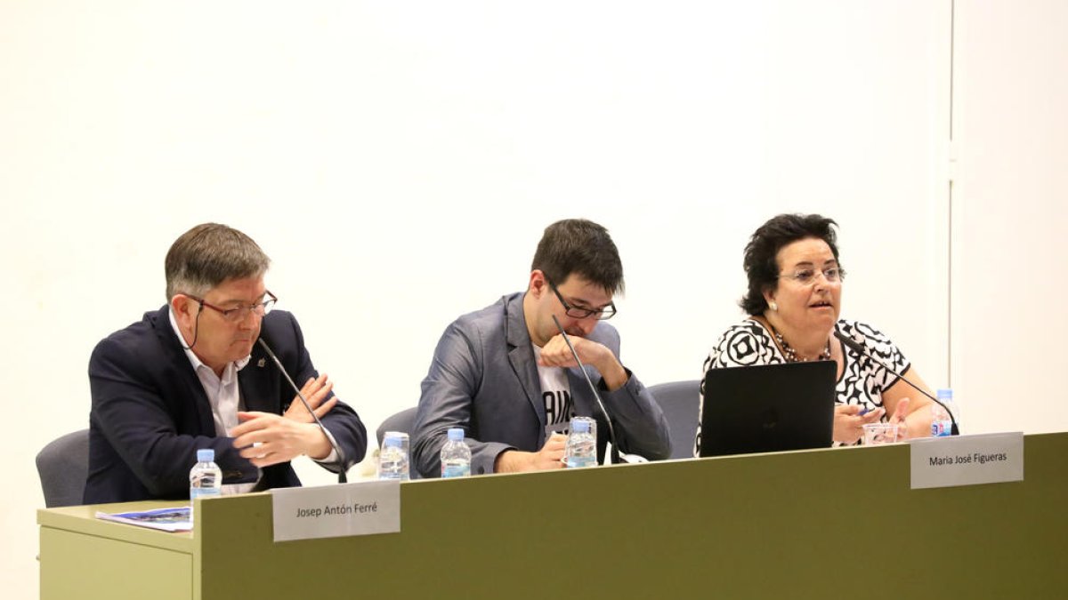 Josep Antón Ferré i Maria José Figueras van compartir taula amb un dels membres del Consell d'Estudiants, que va moderar el debat.