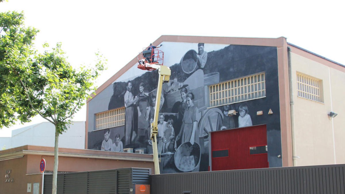 El artista pinta el mural desde una grúa de 18 metros de altura.