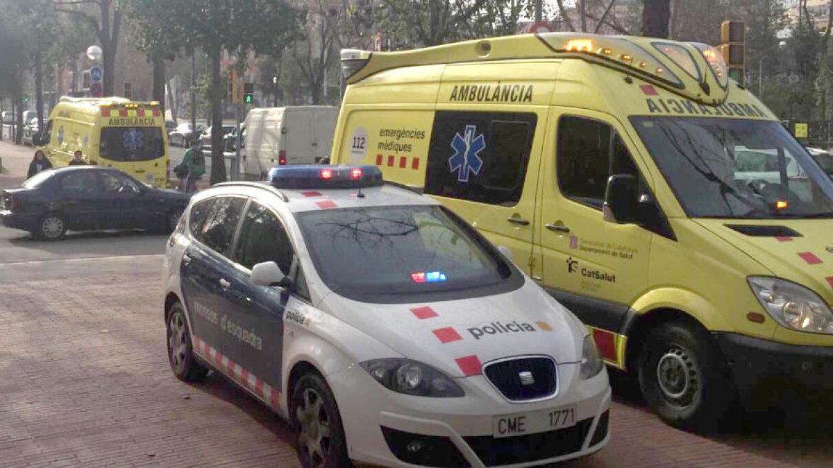 Imatge d'arxiu del SEM i un vehicle policial.