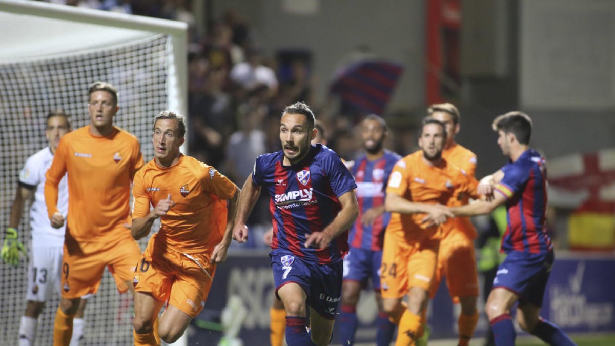 Los rojinegros han sido de los pocos equipos que han puntuado en la visita al campo del Huesca.