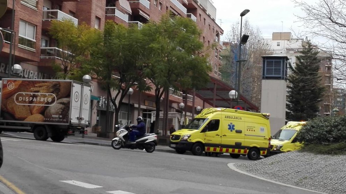 Fins el lloc dels fets s'hi han traslladat dues unitats del SEM i una patrulla de la Guàrdia Urbana.