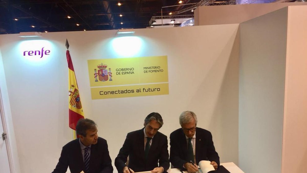 Imatge de la firma del conveni entre l'Ajuntament de Tarragona i Renfe Viajeros.