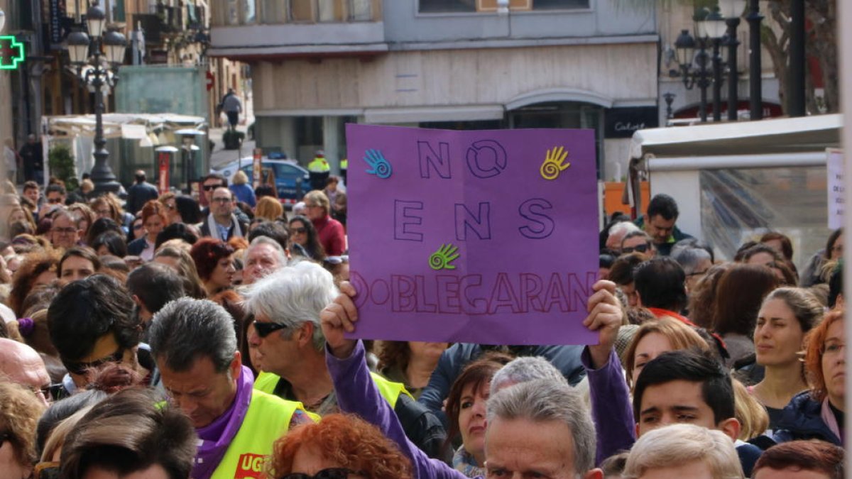 Una pancarta on es llegeix 'No ens doblegareu' a la concentració per la igualtat de gènere a Tarragona. Imatge del 8 de març de 2018