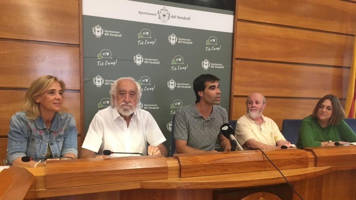 Imatge de la presentació del 21è Torneig Eduard Manchón amb el regidor d'Esports, Ferran Trillas, i el president de la Penya Barcelonista de Coma-ruga, Josep Maldonado, així com diversos col·laboradors de l'esdeveniment.