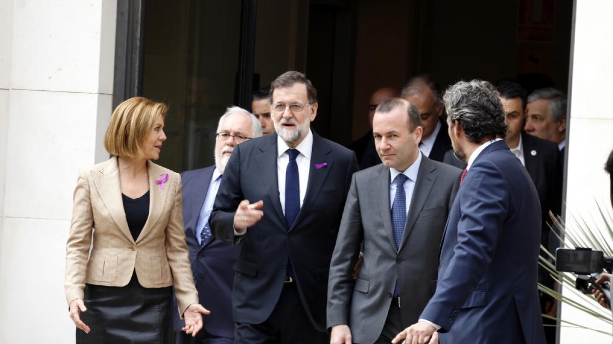 El presidente del gobierno español Mariano Rajoy llega a la reunión de trabajo del PP europeo en Valencia, acompañado del presidente del PP europeo Manfred Weber.