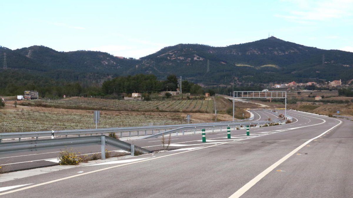Panoràmica de l'autovia A-27, ja construïda al seu pas pel terme de Valls, i inacabada als peus del Coll de Lilla, en direcció a Montblanc, amb les muntanyes al fons. Imatge publicada el 13 d'abril del 2018