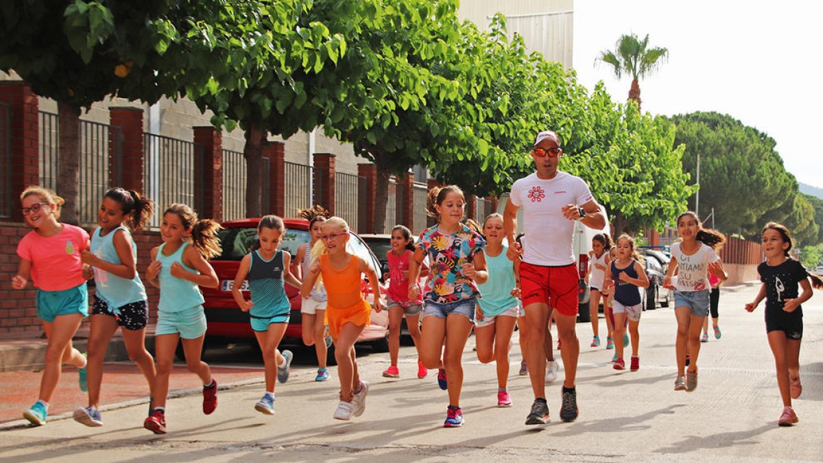 El atleta ha hecho una salida simbólica donde ha recorrido unos 300 metros acompañado de las niñas participantes en el Campus de Patinaje.