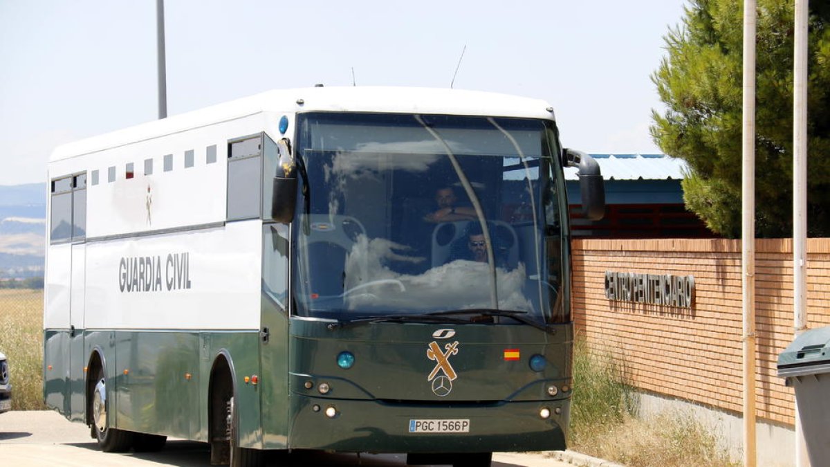 El autobús de la Guardia Civil ha trasladado a cuatro de los políticos independentistas encarcelados en el Centro Penitenciario de Zuera.