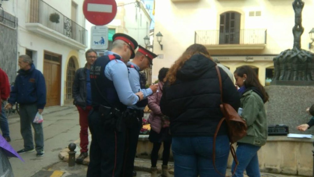 Imatge dels Mossos identificant a diverses persones a Torredembarra.