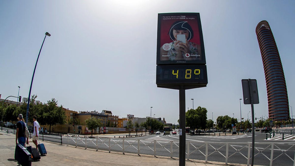 Imagen de un termómetro de calle en la ciudad de Sevilla.