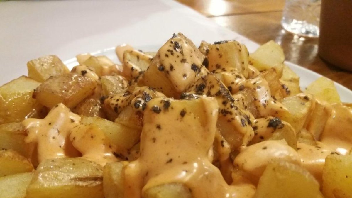 Imagen de las patatas bravas del bar La Capital.