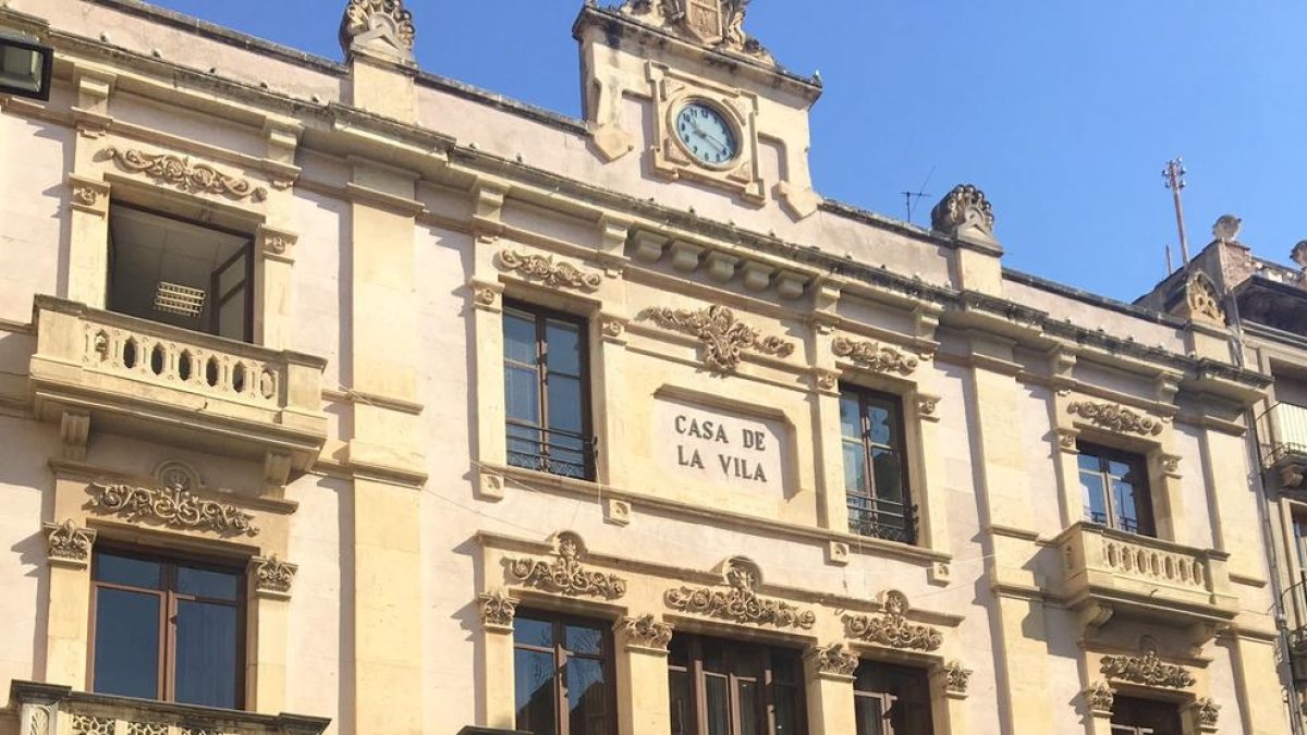Imagen de la fachada del Ayuntamiento sin la pancarta, este viernes.