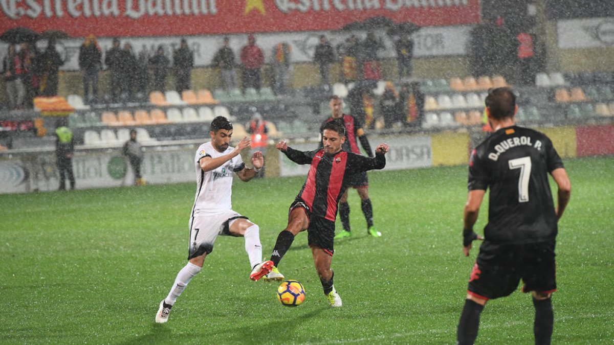 Santos, en un instante del partido de la primera vuelta delante de Borja y Querol. Ninguno de los tres futbolistas podrá jugar el domingo.