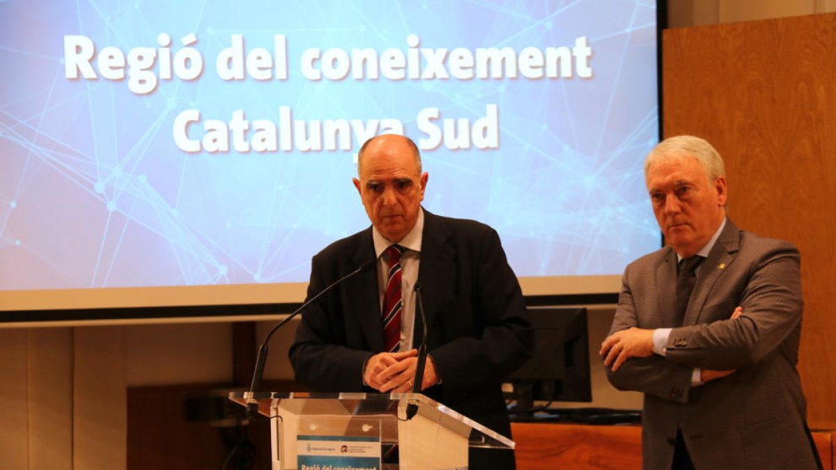 Imagen de Francesc Xavier Grau con el presidente de la Diputació de Tarragona, Josep Poblet, durante la presentación del proyecto Región Catalunya Sud.