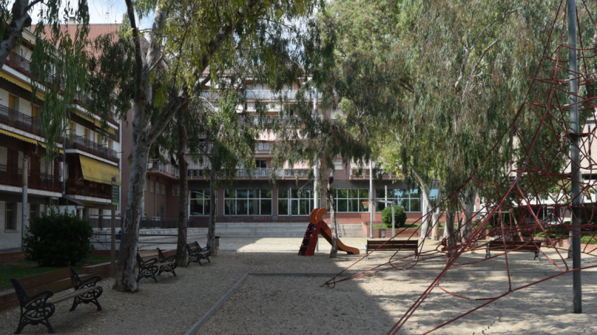 La plaza Pompeu Fabra es uno de los espacios conflictivos del barrio del Port por los ruidos.