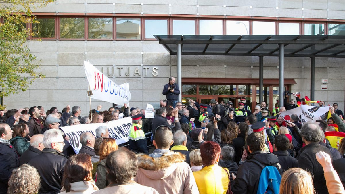 Imatge d'arxiu d'una concentració a les dependències judicials.