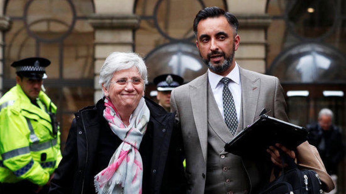 Clara Ponsatí i el seu advocat Aamer Anwar a la sortida de la vista a Edimburg el 28 de març del 2018.