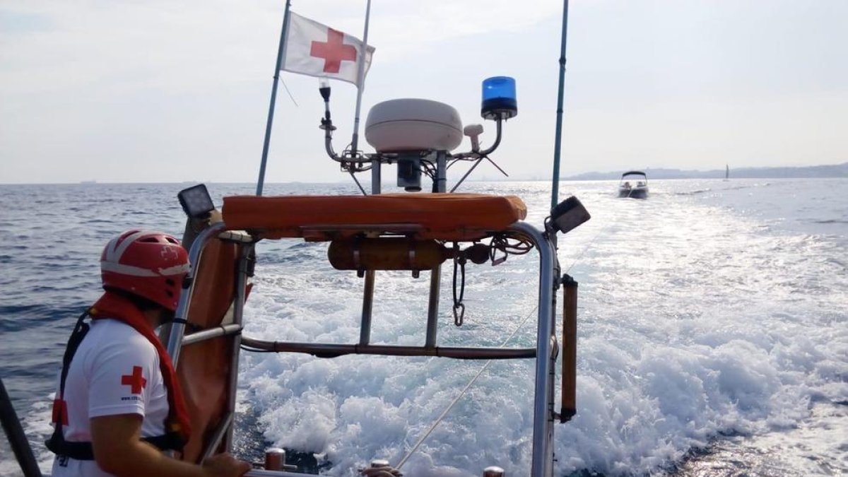 Els treballadors de Creu Roja rescatant l'embarcació avariada