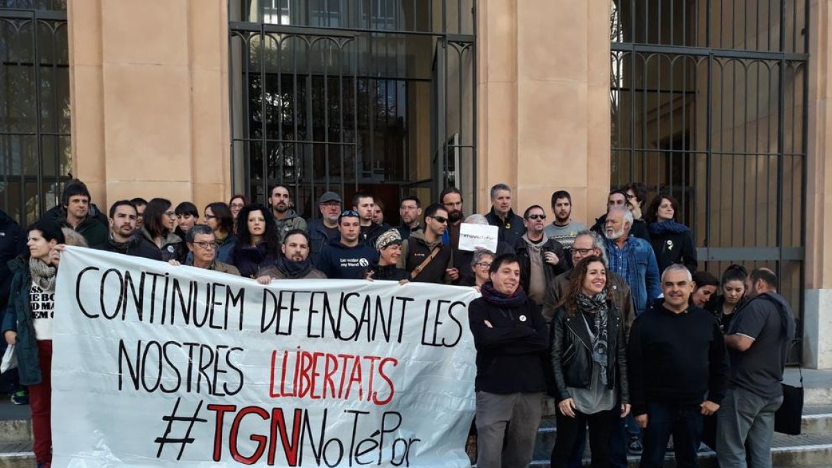 Los concentrados se han situado ante la Audiencia con una pancarta defendiendo sus libertades.