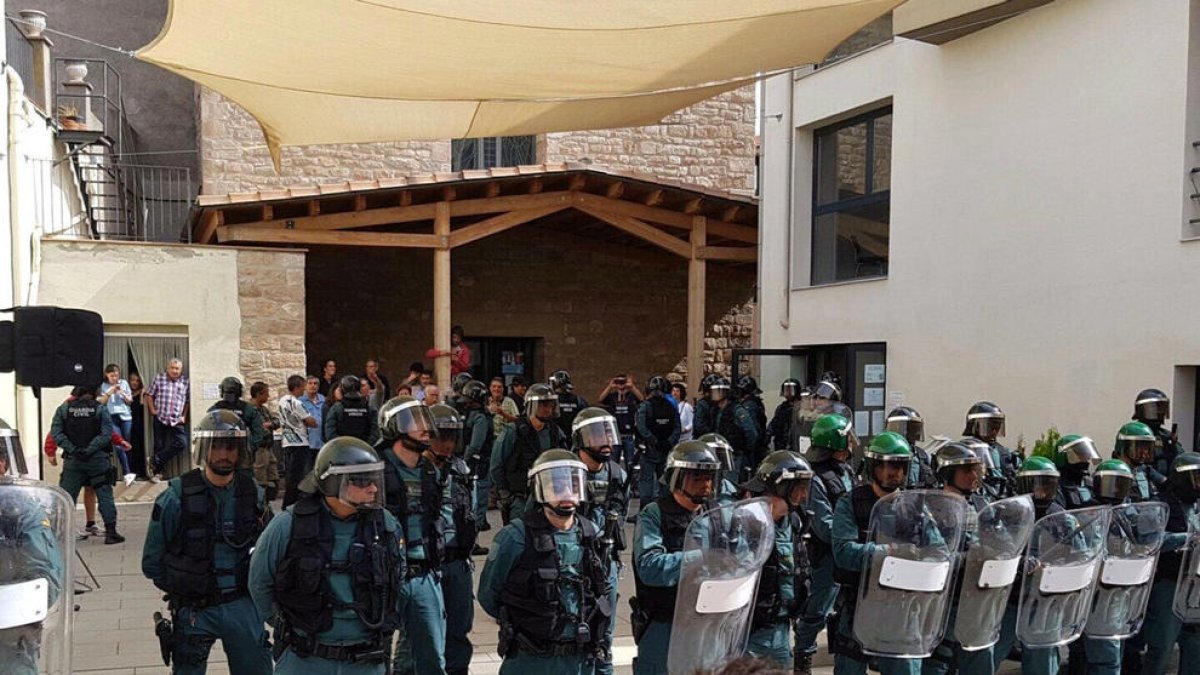 Imagen de la Guardia Civil impidiendo el acceso al colegio electoral de Fonollosa.