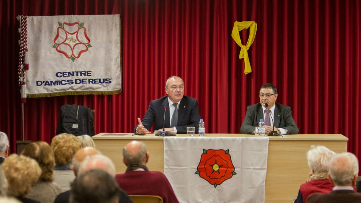 El alcalde Carles Pellicer, a la izquierda, y el presidente del Centre d'Amics de Reus, Joan Maria Mallafré.