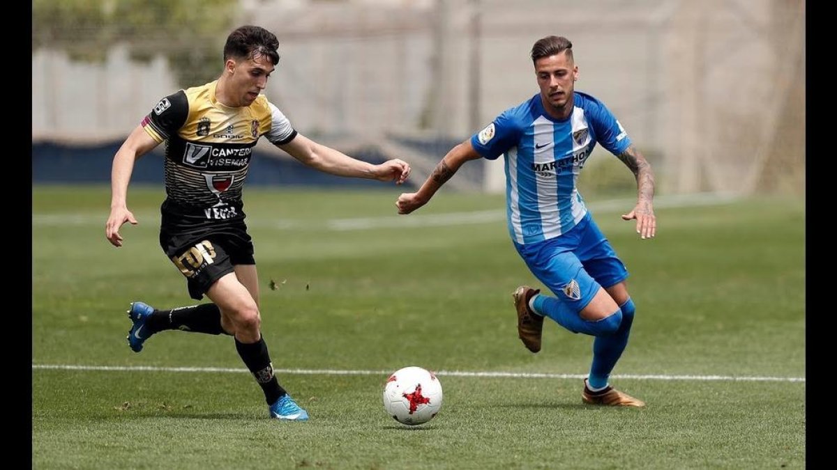 El futbolista andaluz, en la derecha de la imagen, con la camiseta del Atlético Malagueño, filial del Málaga.