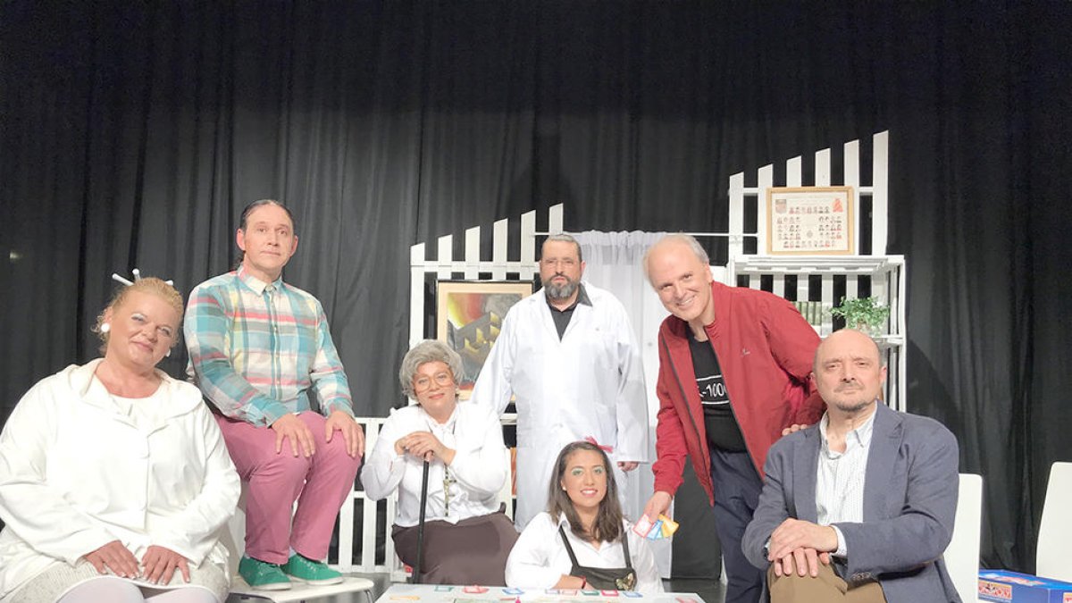 Els integrants de la Teca Teatre caracteritzats per l'obra 'Maniàtics'.