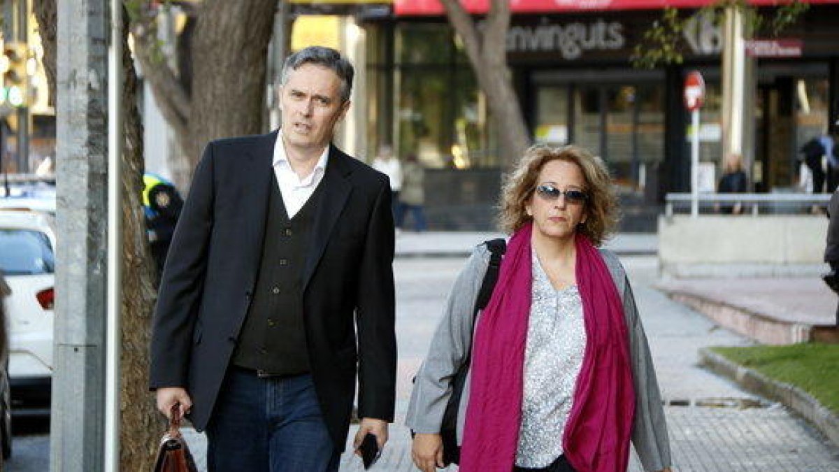 Cori Sauné, la tuitera reusense juzgada por insultar y amenazar al juez Llarena, llegando a los juzgados de Reus con su abogado, Lluís Gibert.