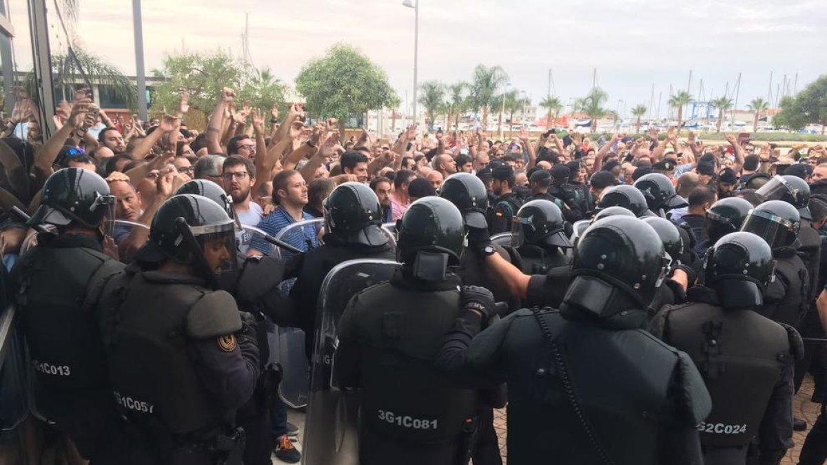 Desenes de Guàrdies Civils a les portes del pavelló firal de la Ràpita.