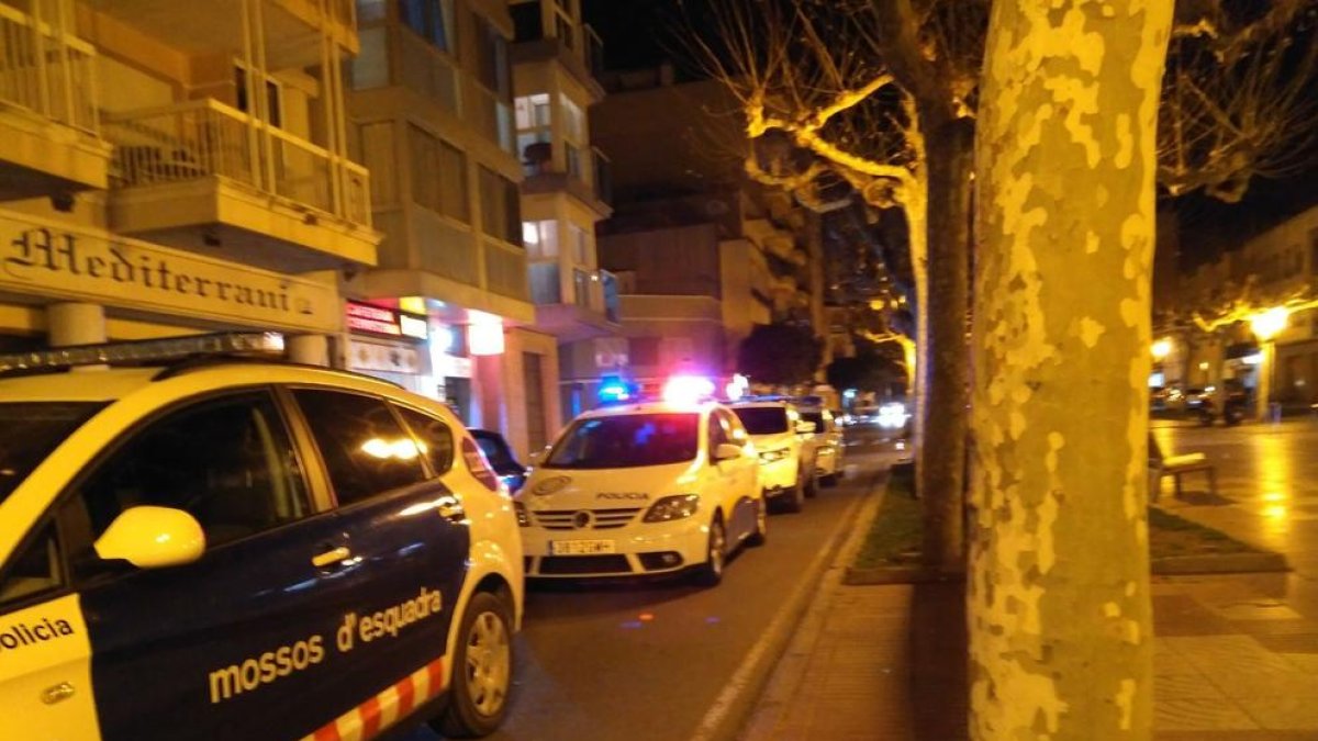 Los agentes van prencintar el local, situado en la avenida Vidal i Barraquer de Cambrils, y detuvieron a tres personas por tráfico de droga.