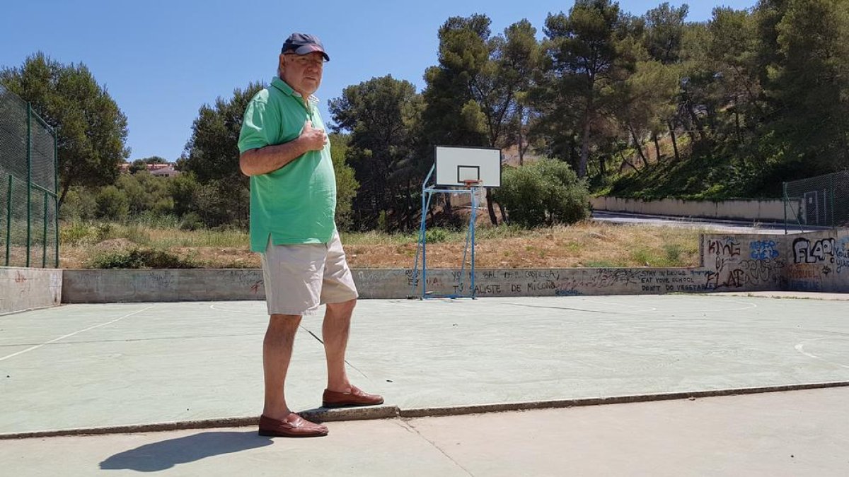 El líder veïnal, Francesc García, mostra el desnivell al camp de bàsquet, originat pel moviment de les plaques de formigó.